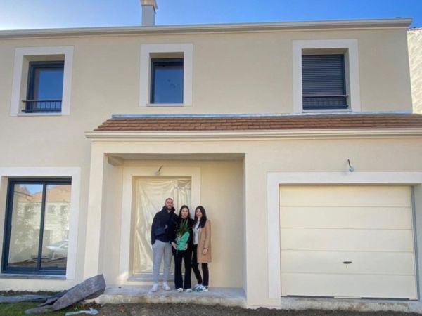LIVRAISON ?

Félicitations aux propriétaires de cette jolie maison ! ?
Elle a une surface de 102 m² et dispose de : 
? un garage intégré
? une toiture 4...